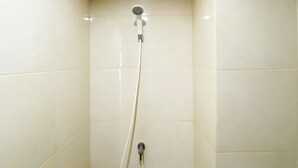 Ducha con cabezal de ducha de mano y grifo empotrado.