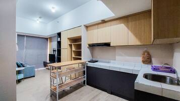 Refrigerador con freezer, placa de cocina