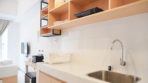 Eine moderne Küche mit Spüle aus Edelstahl, Holzschränken und einer Arbeitsplatte.