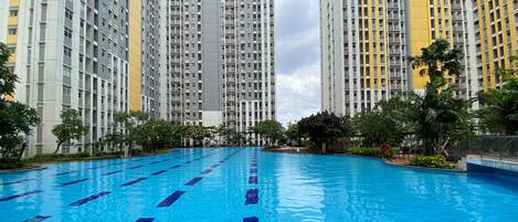 Una piscina al aire libre