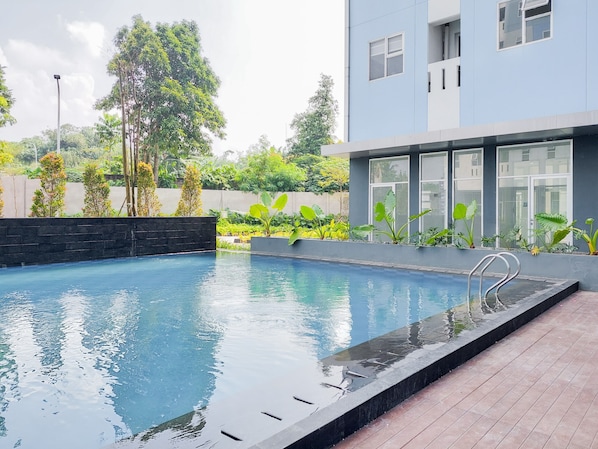 Una piscina al aire libre