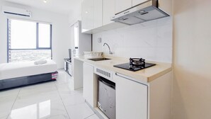 Une cuisine moderne équipée d’un lave-vaisselle encastré, d’une cuisinière à gaz et d’une fenêtre offrant une vue agréable.