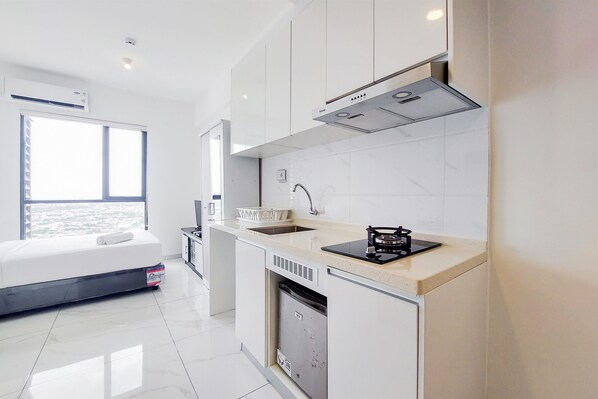 Apartamento | Cozinha privada | Geladeira grande, cooktop