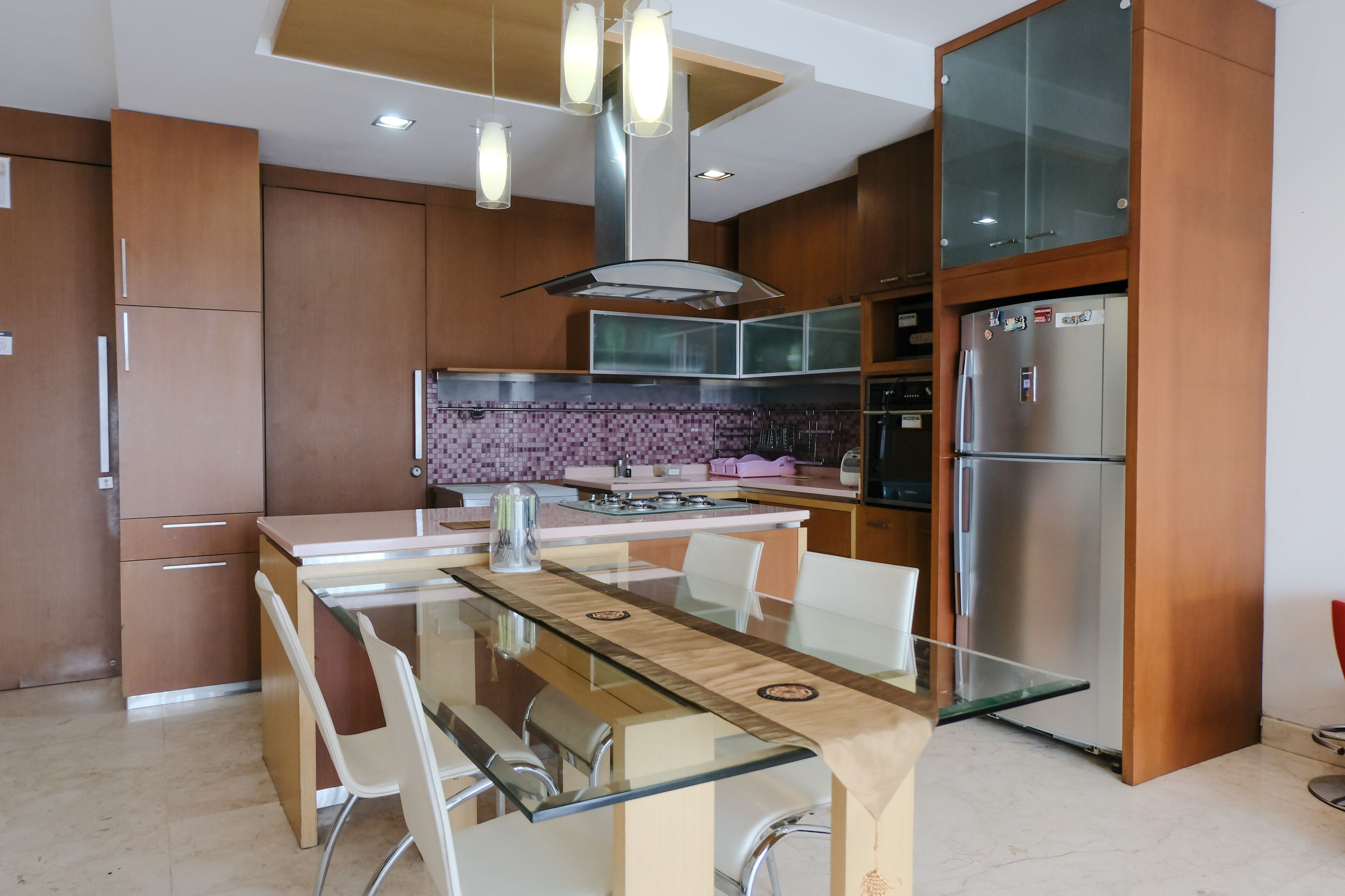 Geladeira grande, cooktop