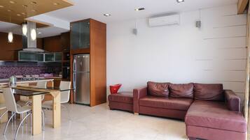 Apartamento, 3 quartos | Área de estar