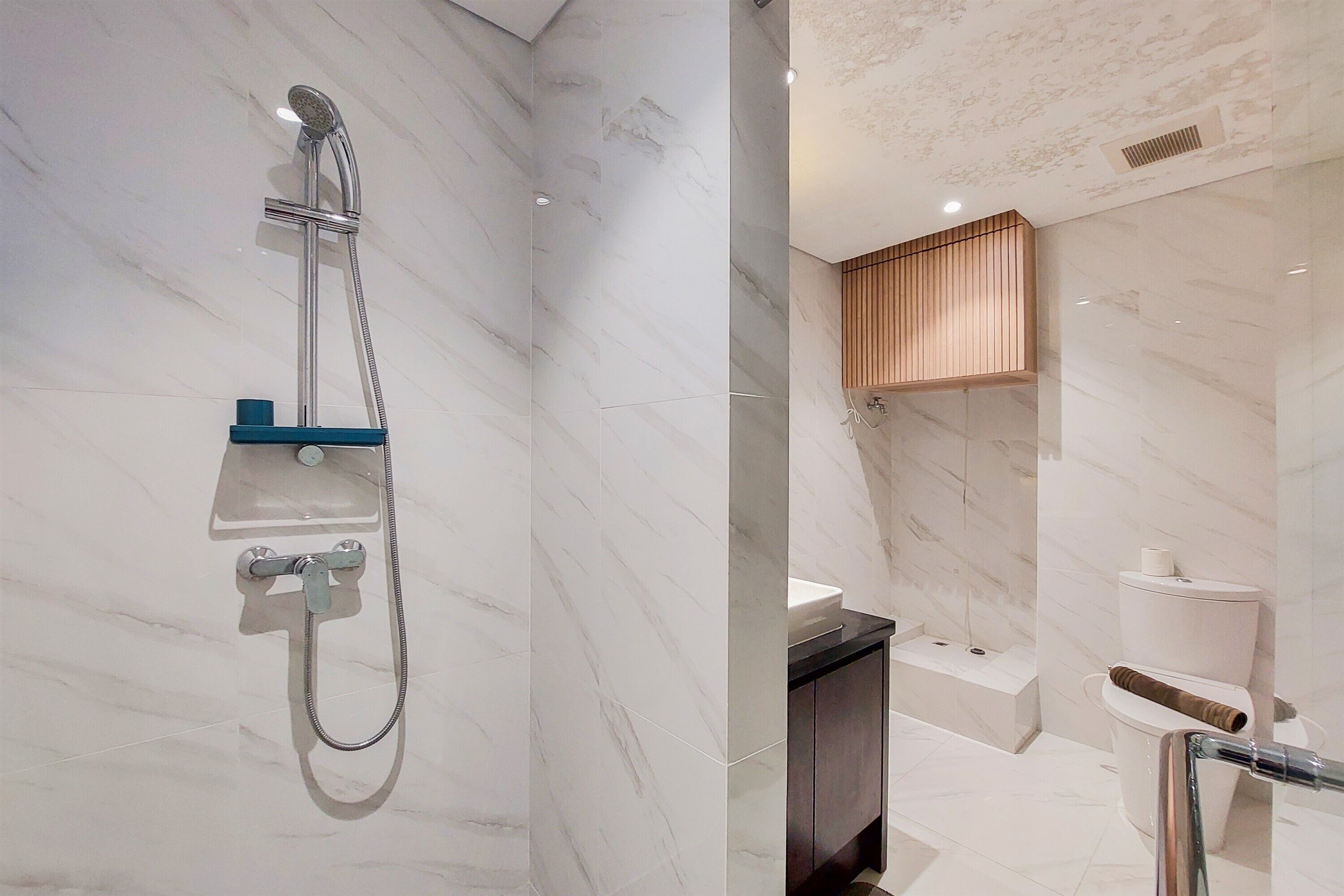 Un baño moderno con ducha, inodoro y lavamanos.