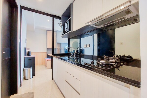 Apartment, 1 Bedroom | Private kitchen | Full-size fridge, stovetop