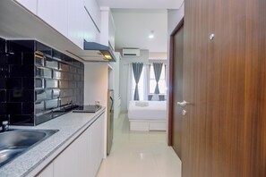 Appartement | Cuisine privée | Réfrigérateur grande capacité avec congélateur, surface de cuisson