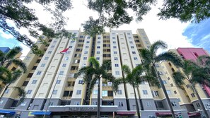 Exterior - Elegant And Homey 1Br With Extra Room Palm Mansion Apartment (Jakarta)