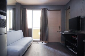 Living area - Elegant And Homey 1Br With Extra Room Palm Mansion Apartment (Jakarta)