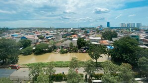 Paisagem urbana com rio, edifícios e céu claro.