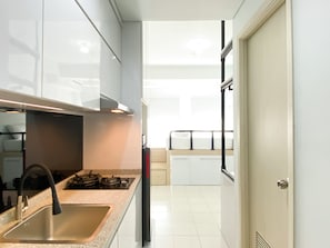 Apartamento | Cocina privada | Frigorífico grande y placa de cocina