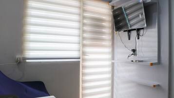 Apartamento, 2 quartos | Área de estar | TV de tela plana