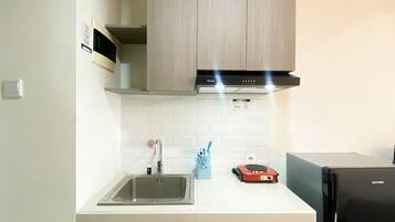 Apartment | Private kitchen | Full-sized fridge, stovetop