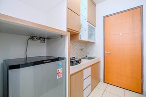 Appartement | Privékeuken | Een koelkast met diepvriezer, een kookplaat