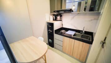 Appartement | Cuisine privée | Réfrigérateur grande capacité avec congélateur, surface de cuisson