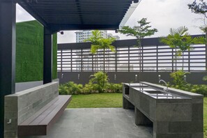 A modern outdoor seating area with a bench and a built-in sink. - Minimalist And Comfort Studio Podomoro City Deli Medan Apartment (Medan)