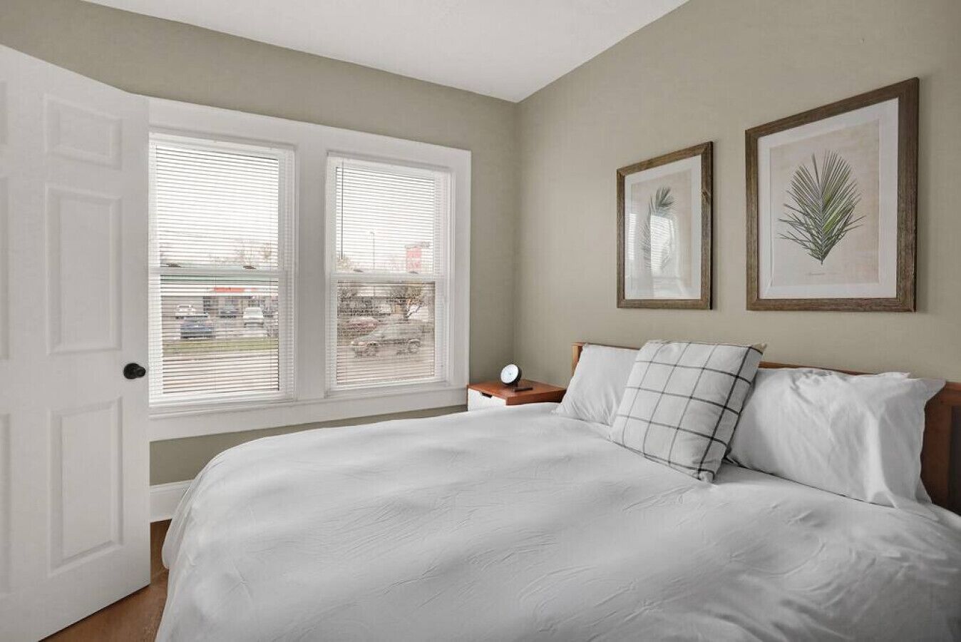 Escritorio, tabla de planchar con plancha, wifi gratis y ropa de cama 