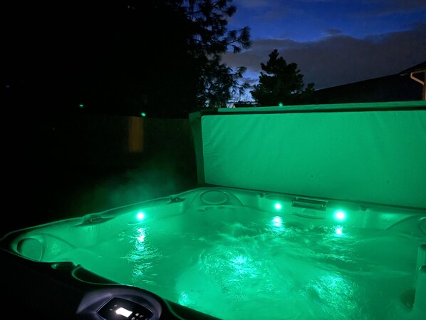 Outdoor spa tub - National Park Retreat · Sleeps 14 · Hot Tub · Arcade Game Room · Near Lake CDA (Coeur d'Alene)