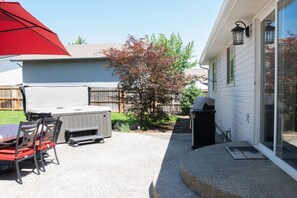 Outdoor dining - National Park Retreat · Sleeps 14 · Hot Tub · Arcade Game Room · Near Lake CDA (Coeur d'Alene)