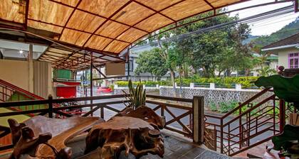 Super OYO 90031 Villa Papada