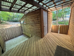 Terrace/patio - Cheerful cabin, tucked away, for nature lovers. (Decatur)