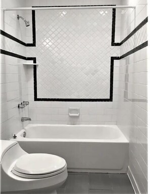 Towels, soap, toilet paper - Cheerful cabin, tucked away, for nature lovers. (Decatur)