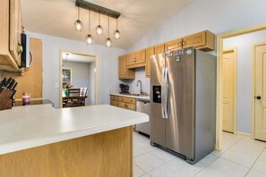 Refrigerador, microondas, horno y parrilla de estufa 