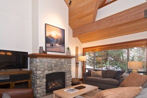 TV, fireplace - Executive Montebello townhouse, All new furniture Dec 2024, Private hot tub and 3 bedrooms (Whistler)