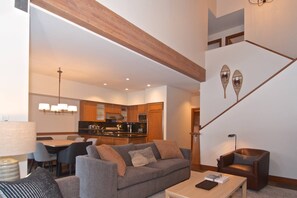 TV, fireplace - Executive Montebello townhouse, All new furniture Dec 2024, Private hot tub and 3 bedrooms (Whistler)