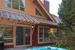 Outdoor spa tub - Executive Montebello townhouse, All new furniture Dec 2024, Private hot tub and 3 bedrooms (Whistler)