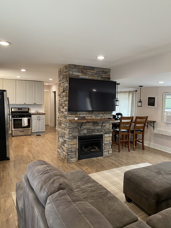 Smart TV, fireplace - Cabin in Lake Community (Greentown)