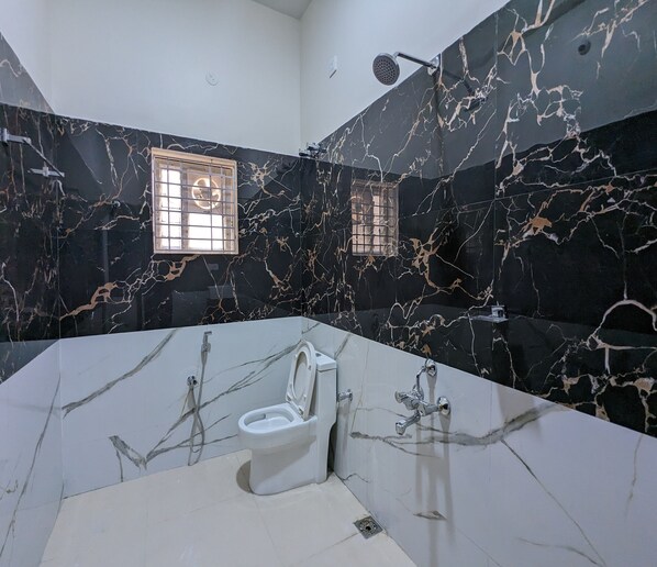 Deluxe Room | Bathroom | Shower, rainfall showerhead, bidet, towels - Urban Stay (Chengalpattu)