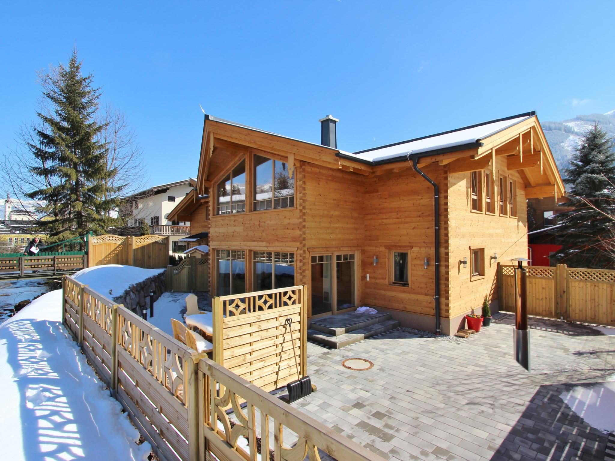 Une cabane en bois dotée d’un balcon, d’une terrasse couverte et offrant une vue sur le paysage environnant.