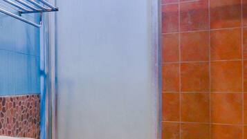 Shower, pancuran hujan, handuk, dan tisu toilet