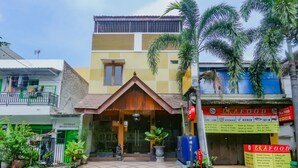 A building with a storefront labeled "EKAFOOD" and a signboard listing various seafood dishes. - Hotel O Istana Griya 2 Hotel (Surakarta)