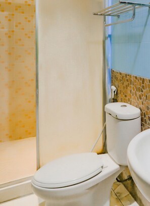 Deluxe Twin Room | Bathroom | Shower, rainfall showerhead, towels, toilet paper - Hotel O Istana Griya 2 Hotel (Surakarta)