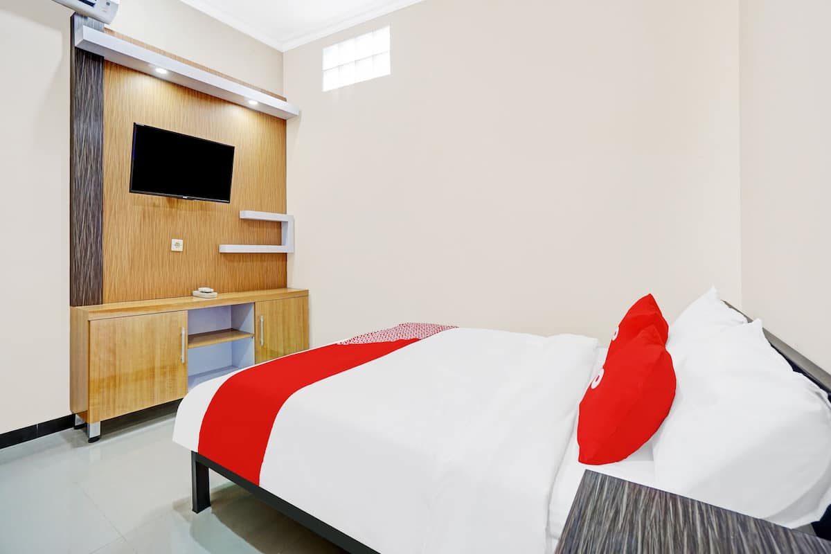 Deluxe Double Room | Desk, bed sheets