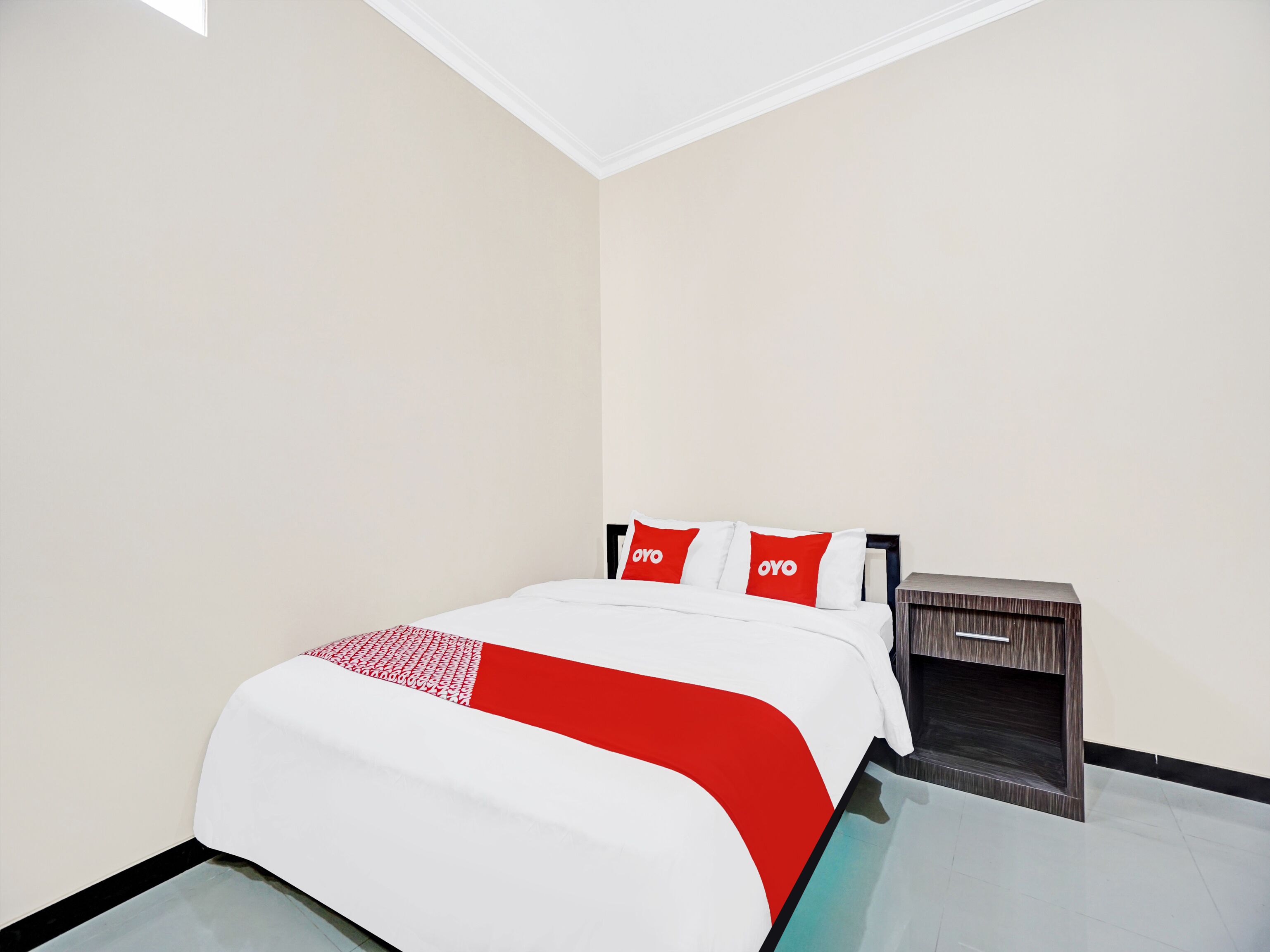 Deluxe Double Room | Desk, bed sheets