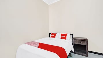 Deluxe Double Room | Desk, bed sheets