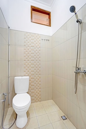 Ducha, cabezal de ducha tipo lluvia, toallas, papel higiénico