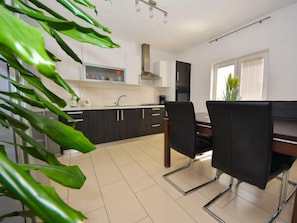 Kühlschrank, Ofen, Geschirrspüler, Kochgeschirr/Geschirr/Besteck