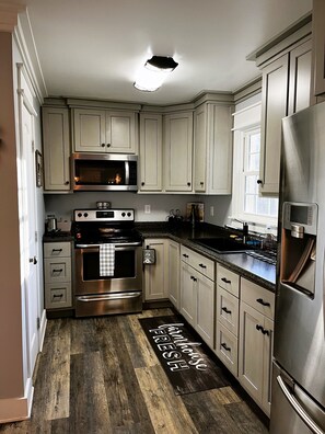 Fridge, microwave, oven, stovetop - SC Farmstead Cottage with modern amenities and farm views (Belton)