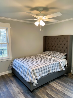 3 bedrooms, desk, iron/ironing board, travel cot - SC Farmstead Cottage with modern amenities, farm views, and equine visitors (Belton)