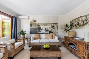 TV, books - Tranquility house (Byron Bay)