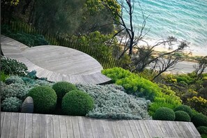 Property grounds - Dromana Relaxation Escape by Ready Set Stay- Positioned on a cliff & WiFi (Dromana)