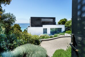 Property grounds - Dromana Relaxation Escape by Ready Set Stay- Positioned on a cliff & WiFi (Dromana)