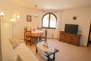 Una televisión, un reproductor de DVD, un reproductor estéreo