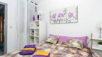 1 chambre, fer et planche Ă repasser, Wi-Fi gratuit, draps fournis