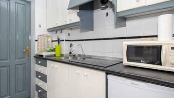 Réfrigérateur, micro-ondes, plaque de cuisson, cafetiÚre/bouilloire